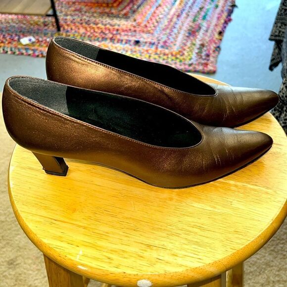 Stewart Weitzman Vintage Bronze Heels size 9.5AAAA- 2.5” heels -great condition! - Picture 2 of 11